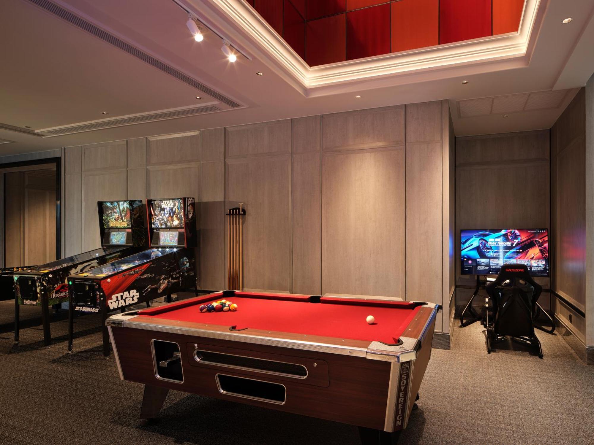 Grande Centre Point Surawong Bangkok Hotel Exterior photo A pool table in a hotel